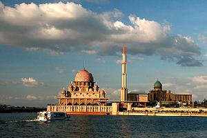Masjid Putra Malaysia; Bagai Terapung di Danau Putrajaya