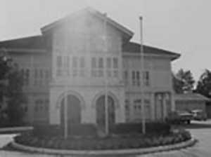 Karyawan Lapas dan 25 Napi Bersihkan warisan Istana Kuning