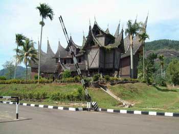 Menhut Jamin Pembangunan Istana Pagaruyung