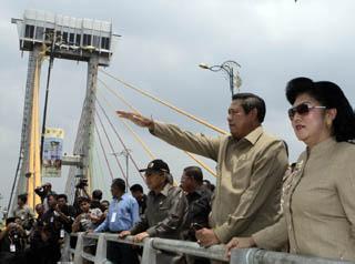 Presiden SBY Resmikan Jembatan Siak  Tengku Agung Sultanah Latifah