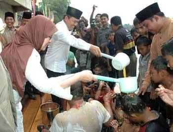 Warga Kampar Ramaikan `Maawuo` di Danau Bakuok