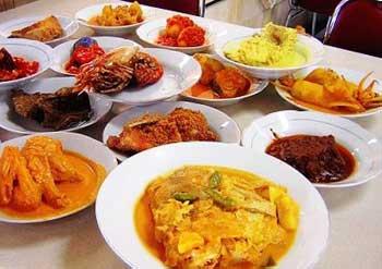 Hidangan Khas Minang di Pasar Pabukoan