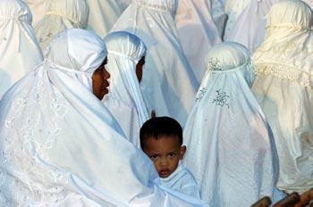 Muslim groups differ on `Id al Fitr