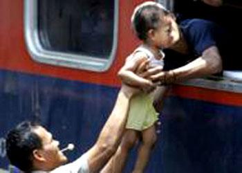 Indonesians to celebrate end of Ramadan, start cramming bus and train stations
