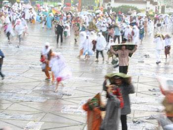 Hujan Deras Bubarkan Jemaah Sholat Ied di Tempat Terbuka
