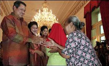 Berduyun-duyun Masyarakat Silaturahmi ke Istana