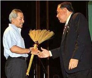 Malaysia: State Chief Defends `Broom Award` For Lazy Officials
