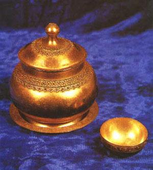 Rumours of buried gold send Malaysian beachcombers hunting for treasure
