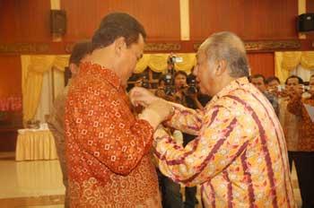 Rusli Zainal Peroleh Penghargaan Dwitya Praja Nugraha