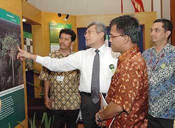 Menhut Kunjungi Stand Riaupulp di UNCCC 2007 Bali