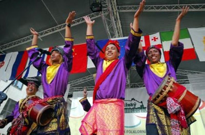Putting Pendet Controversy Aside, Indonesian Dancers Dazzle In Prague