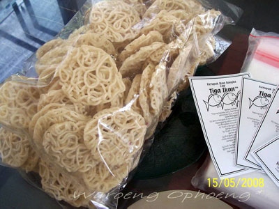 Wisatawan Minati Kerupuk Ikan 