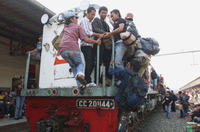 Initial Tide Of Indonesia Holiday Travelers Overwhelms Java