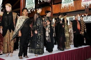 Peragaan Busana Batik Lurik Malam Indonesia di Berlin