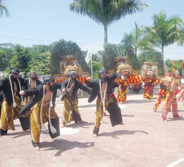 Reog Singo Jati Joyo Ramaikan Pantai Manggar
