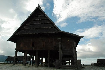 Raja Mamuju Prihatin Kondisi Rumah Adat