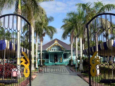 Melawat ke Mempawah, Berkhidmat di Kraton Amantubillah