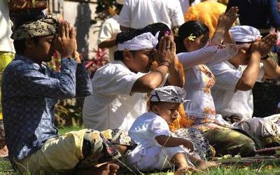 Umat Hindu Bali Rayakan Saraswati