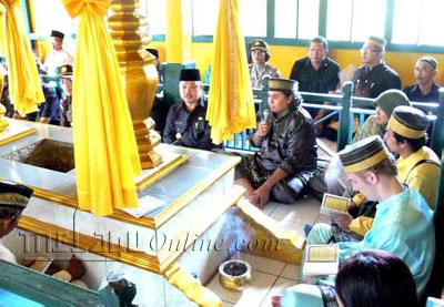 Berhimpun di Makam Opu Daeng Menambun