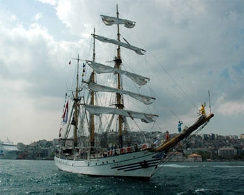 Gelar `Beauty and Indonesian Colours` KRI Dewaruci Tinggalkan Yunani