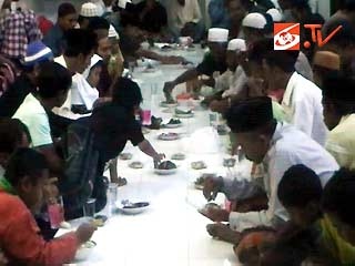 Mengibung, Tradisi Makan Bersama di Masjid