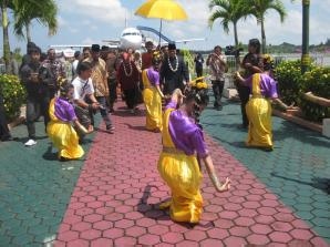 Ritual Tepung Tawar Sambut Komisi II DPR di Tarakan