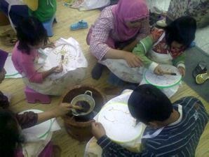 Belajar Membatik dengan Daun Jati