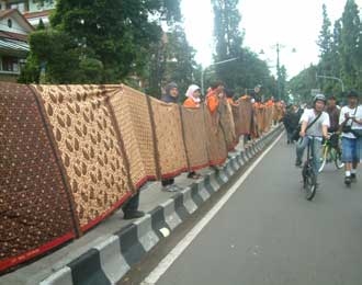 Parade Batik Nusantara: Bentang Batik Sepanjang 446,6 Meter