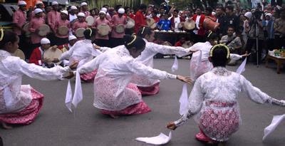 Maluku Artist Team rrives in Holland to Perform