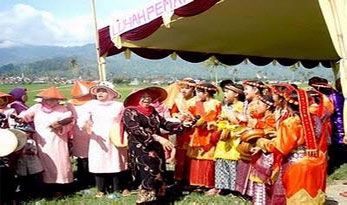 Kerinci Patenkan Puluhan Tari Daerah