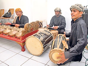 Mahadanamutta to Dance to Traditional Indonesian and Lankan Rhythms
