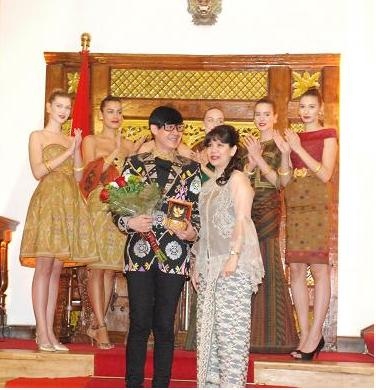 Tenun dan Batik Menarik Perhatian Disainer dan Wartawan Mode Ceko