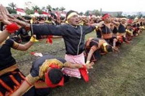 Indonesian Soldiers Dance to Lure Tourists to Aceh