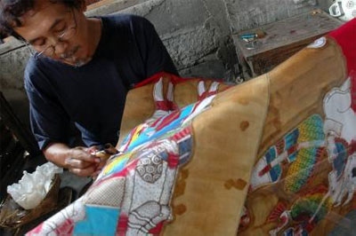 Ribuan Batik Warnai Disney Land Paris