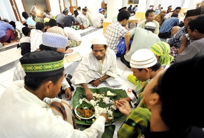 Muslim Bali Lestarikan "Megibung"