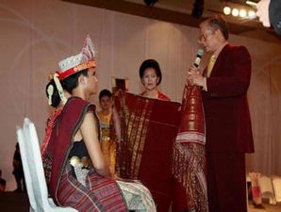 Seni Ulos Menyatu dalam Budaya