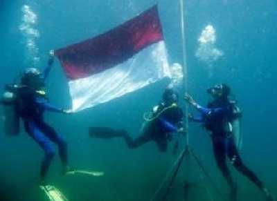 100 Divers in Underwater Flag-Hoisting in Wakatobi