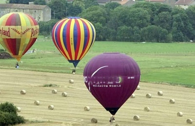 Lebaran Ketupat, Warga Terbangkan Balon Raksasa