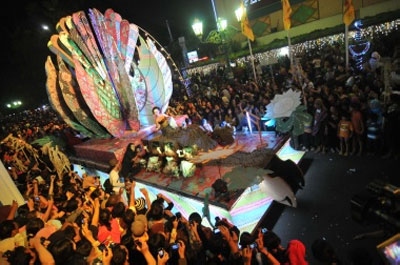 Thousands of Visitors Revel in Art Carnival