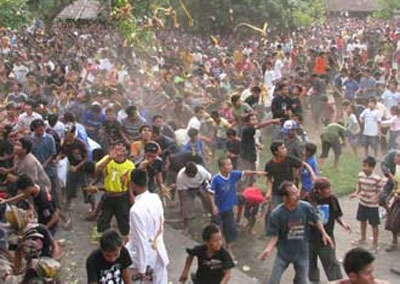Perang Ketupat di Lombok Digelar