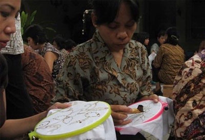 Lestarikan Tradisi, Ratusan Siswa Dilatih Membatik