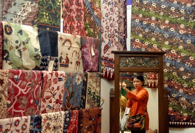 Batik Rancangan Warga AS Dipamerkan