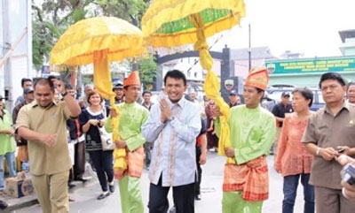 Lomba Pantun dengan Dua Pantun di Medan Dibuka
