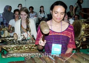 20 Mahasiswa Asal Amerika Serikat Mengenal Gamelan