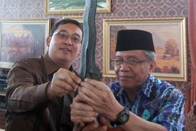 Taufik Ismail Resmikan Koleksi Ratusan Keris Minangkabau