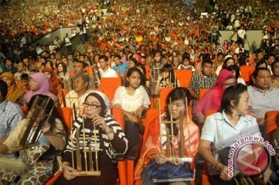 Rekor Dunia Bermain Angklung Pecah di Kapal Pesiar