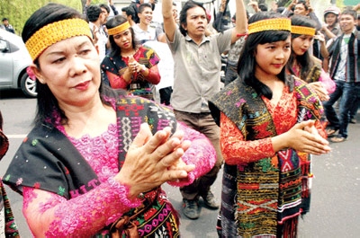 Ramai-ramai Menari Tor-tor di Festival Seni Budaya Tradisional