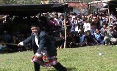Maccera Manurung: ’Ma Sajo’ Bersyair Sambil Ayunkan Badik di Depan Raja
