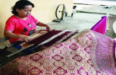 Perajin Songket Riau Bidik Pasar Singapura dan Malaysia