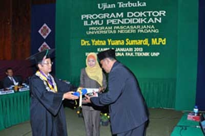 Raih Gelar Doktor Lewat Karakter Seni Mak Yong